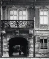 Starý dom s balkónom nad podjazdom, Bratislava (1930-1949)