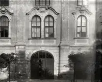Barokový dom s bránou a ozdobnými oknami, Bratislava (1930-1949)