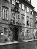 Barokový palác s portálom a sochami na ulici, Bratislava (1930-1949)