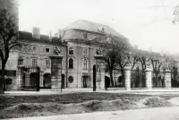 Brána s plastikami pred palácom, Bratislava (1930-1949)
