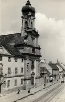 Barokový kostol s cibuľovou vežou pri ulici s električkou, Bratislava (1930-1949)