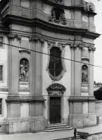 Barokové priečelie kostola so sochami, Bratislava (1930-1949)
