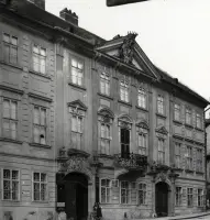 Barokový palác s balkónom na ulici, Bratislava (1930-1949)
