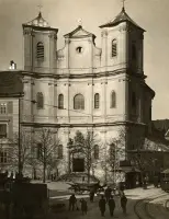 Dvojvežový kostol na námestí, Bratislava (1930-1949)