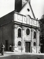 Barokové priečelie kostola na ulici, Bratislava (1930-1949)