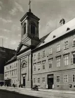 Kostol s vežou a rad domov na ulici, Bratislava (1930-1949)