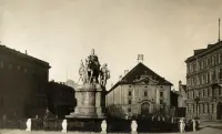 Námestie s jazdeckým pomníkom, Bratislava (1930-1949)