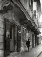 Úzka ulica so starými domami a krakorcami, Bratislava (1930-1949)