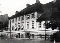 Dlhá budova s mansardovou strechou, Bratislava (1930-1949)