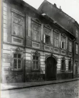 Starý meštiansky dom s portálom v úzkej ulici, Bratislava (1930-1949)