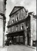 Dom s barokovým štítom v úzkej ulici, Bratislava (1930-1949)