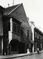 Starý dom s arkierom na ulici, Bratislava (1930-1949)