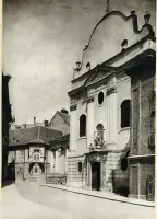 Barokový kostol s volutovým štítom na ulici, Bratislava (1930-1949)