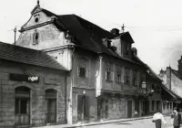 Staré domy na rohu ulice s barokovým štítom, Bratislava (1930-1949)