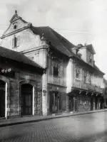 Barokový dom s oválnym štítom na ulici, Bratislava (1930-1949)