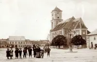 Námestie s kostolom a ľuďmi, Bratislava (1930-1949)