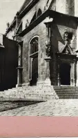 Bočný vstup do gotického kostola so schodmi, Bratislava (1930-1949)