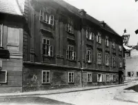 Dlhá fasáda barokového paláca v uličke, Bratislava (1930-1949)