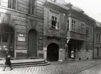 Starý dom s oblúkovou bránou a arkierom, Bratislava (1930-1949)