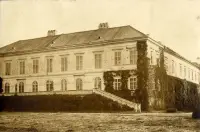Dvojpodlažný kaštieľ s popínavkou, Bratislava (1930-1949)