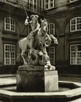 Nádvorie paláca so sochou sv. Juraja, Bratislava (1930-1949)