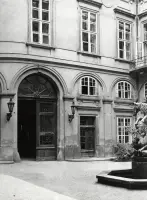 Nádvorie paláca s oblúkovými vchodmi, Bratislava (1930-1949)