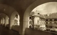 Arkády nádvoria s nárožnou vežičkou, Bratislava (1930-1949)