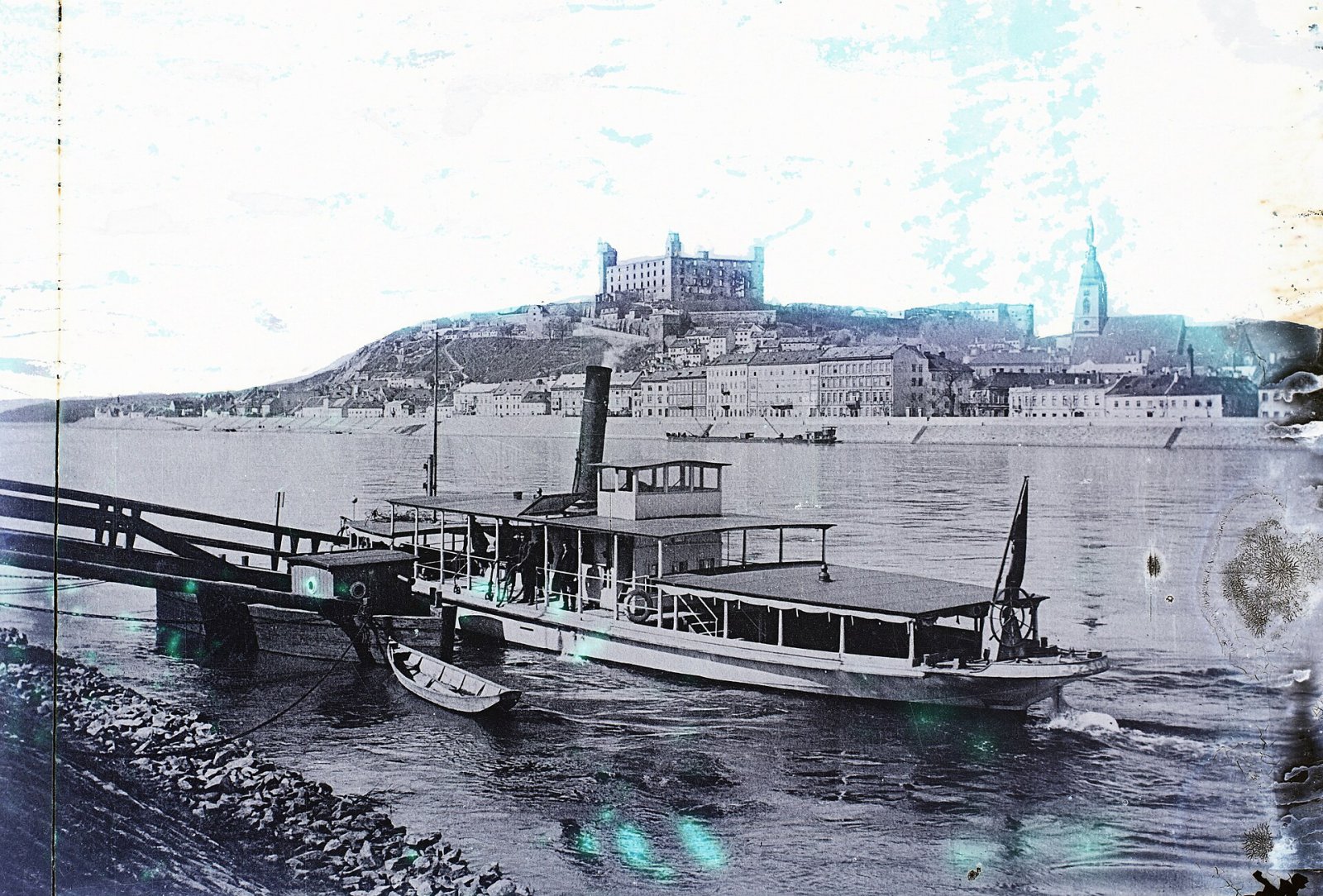 Nábrežie Dunaja, v pozadí hrad a Dóm sv. Martina, Bratislava (1903)
