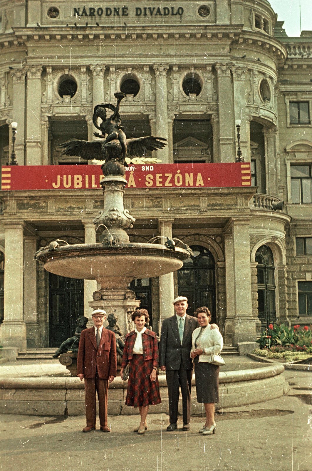 Hviezdoslavovo námestie, divadlo a Ganymedova fontána, Bratislava (1958)