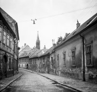 Kapitulská ulica, v pozadí veža kostola klarisiek, Bratislava (1960)