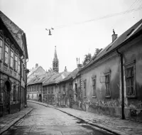 Kapitulská ulica, v pozadí veža kostola klarisiek, Bratislava (1960)