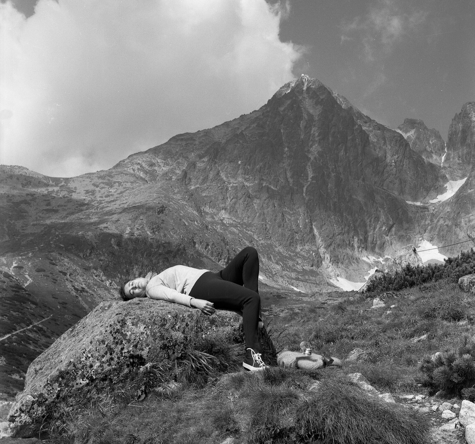 Okolie observatória pri Skalnatom plese, v pozadí Lomnický štít, Vysoké Tatry (1965)