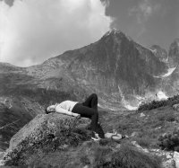 Okolie observatória pri Skalnatom plese, v pozadí Lomnický štít, Vysoké Tatry (1965)