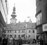 Hurbanovo námestie, v pozadí veža Michalskej brány, Bratislava (1960)
