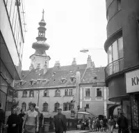 Hurbanovo námestie, v pozadí veža Michalskej brány, Bratislava (1960)