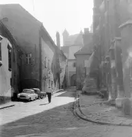 Farská ulica, vpravo kostol klarisiek, Bratislava (1965)