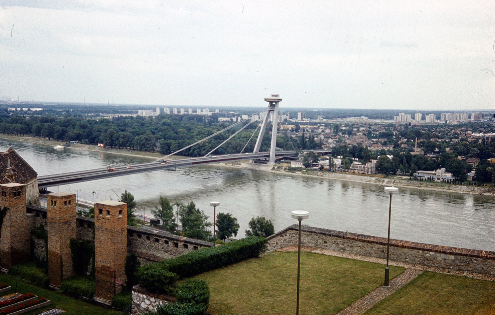 Pohľad z hradu na Most SNP, Bratislava (1980)