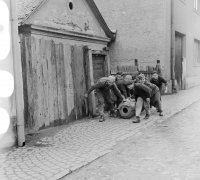 Deti zbierajúce železný šrot, Fiľakovo (1959)