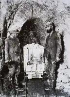 Banskí robotníci pri ťažbe zlata, Kremnica (1906)