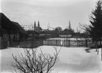 Domy na Kláštornej ulici od Popradu a piaristický kostol, Podolínec (1909)