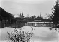 Domy na Kláštornej ulici od Popradu a piaristický kostol, Podolínec (1909)