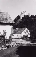 Ulica Petra Jilemnického a hrad v pozadí, Divín (1930)