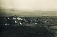 Pohľad na obec a kostol sv. Michala, v diaľke Arnutovce, Spišské Tomášovce (1935)
