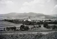 Panoráma obce s katolíckym kostolom, Vyšný Medzev (1931)