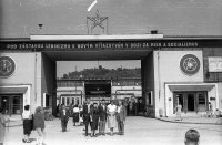 Vstup do odevnej továrne Makyta, Púchov (1956)