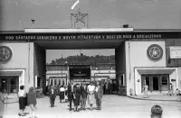 Vstup do odevnej továrne Makyta, Púchov (1956)