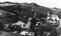 Panoráma obce a kostol sv. Lukáša, Sklené Teplice (1930)