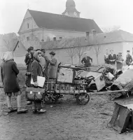 Deti zbierajúce železný šrot na rohu ulíc Vajanského a Trhová, Fiľakovo (1959)