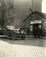 Ulica M. R. Štefánika pred hotelom Park, prevoz Svätej pravice, Nové Zámky (1939)