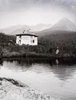 Vila Tivoli pri Štrbskom Plese a Patria v pozadí, Štrba (1906)